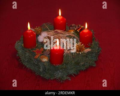 Couronne de l'Avent avec des bougies allumées, atmosphère de Noël, effet doux Banque D'Images