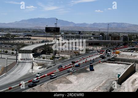 Las Vegas, États-Unis. 20 juillet 2023. Une vue aérienne de Tropicana Avenue alors que la construction remplace les bretelles de sortie de l'Interstate 15 pour accéder au Las Vegas Boulevard le 20 juillet 2023 à Las Vegas, NV. La bretelle de sortie a été démolie en janvier 2023 et la construction devrait être achevée en 2025. (Photo de Bryan Steffy) crédit : SIPA USA/Alamy Live News Banque D'Images