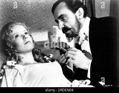 ERIC PORTER et ANGHARAD REES dans HANDS OF THE RIPPER (1971), réalisé par PETER SASDY. Crédit : Hammer Productions / Album Banque D'Images