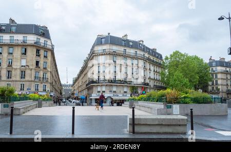 Paris, France - 12 mai 2023 : un pont ferroviaire et un bel endroit et jardin : la place Jan Karski. Banque D'Images