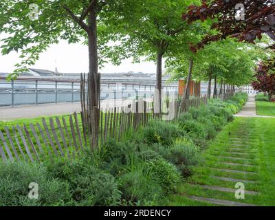 Paris, France - 12 mai 2023 : belle promenade verdoyante au-dessus de la Gare de l'est Banque D'Images