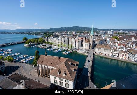 Vue sur la vieille ville de Zurich avec la rivière Limmat, l'église Fraumünster et Münsterbrücke, depuis la tour de la Grossmünster, la vieille ville de Zurich, Zurich, Banque D'Images