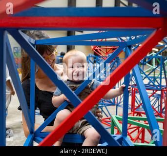 Tate Modern, Londres, Royaume-Uni. 21 juillet 2023. (L'image NE PEUT être utilisée QUE pour illustrer l'exposition spécifiée à la Tate Modern). La sculpture interactive colorée Zero to Infinity de Rasheed Araeen arrive au Tate Modern turbine Hall pour l'été dans le cadre de UNIQLO Tate Play, des activités gratuites pour tous les visiteurs du 22 juillet au 28 août. Les cubes de construction Lattice aux couleurs vives sont soigneusement disposés chaque matin. Les gens peuvent démanteler la structure symétrique et empiler, incliner et équilibrer les cubes en de nouvelles formes pour créer des œuvres d'art en constante évolution. (Familles fournies par Tate). Crédit : Malcolm Park/Alamy Live News Banque D'Images