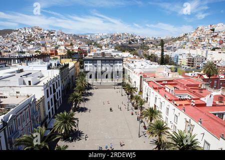 Vue de la tour de la cathédrale de Santa Ana sur les maisons colorées de Las Palmas, en face de la Plaza de Santa Ana, province de Las Palmas, Gran Banque D'Images