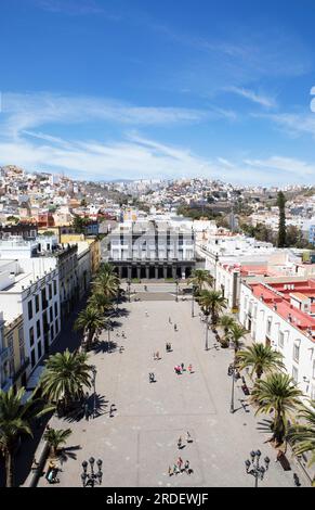 Vue de la tour de la cathédrale de Santa Ana sur les maisons colorées de Las Palmas, en face de la Plaza de Santa Ana, province de Las Palmas, Gran Banque D'Images