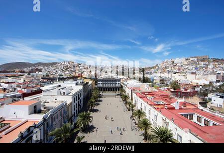 Vue de la tour de la cathédrale de Santa Ana sur les maisons colorées de Las Palmas, en face de la Plaza de Santa Ana, province de Las Palmas, Gran Banque D'Images