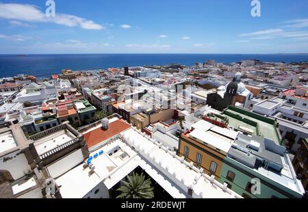 Vue sur les toits de Las Palmas depuis la tour de la cathédrale de Santa Ana, avec l'océan Atlantique en arrière-plan, province de Las Palmas, Gran Banque D'Images