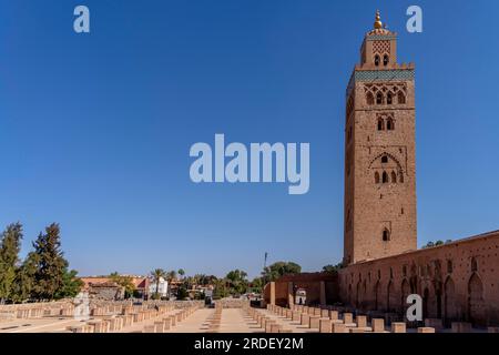 La mosquée Kutubiyya est la plus grande mosquée de Marrakech, au Maroc. Situé dans le quartier sud-ouest de la médina de Marrakech, près de la célèbre place publique Banque D'Images