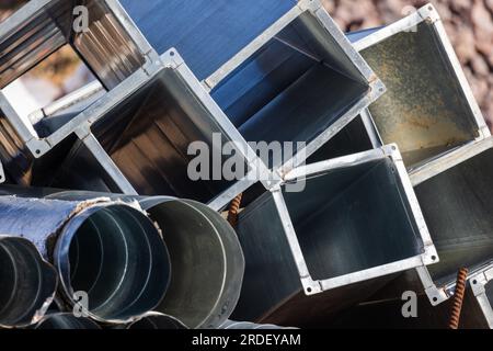 Pile de tubes métalliques usagés pour les systèmes de ventilation d'air, gros plan Banque D'Images