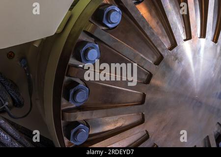 Photo de fond industrielle abstraite, pièces métalliques brillantes et écrous bleus, photo rapprochée Banque D'Images