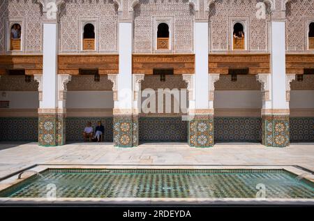 Maroc : cour principale et galerie avec sa piscine réfléchissante, Madrasa Ben Youssef (Medersa Ben Youssef), Médina de Marrakech, Marrakech. Le sultan de la dynastie saadienne, Abdallah al-Ghalib Billah (1517 - 1574), a construit la madrasa en 1565 (972 AH). C'était autrefois le plus grand collège islamique du Maghreb (Afrique du Nord-Ouest). Banque D'Images