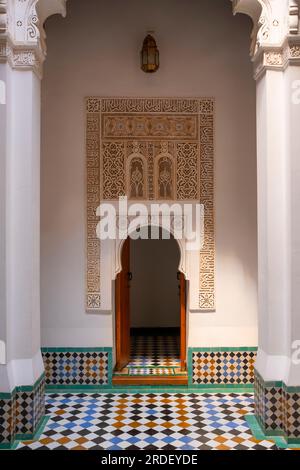 Maroc : entrée dans un dortoir étudiant, Ben Youssef Madrasa (Medersa Ben Youssef), Médina de Marrakech, Marrakech. Le sultan de la dynastie saadienne, Abdallah al-Ghalib Billah (1517 - 1574), a construit la madrasa en 1565 (972 AH). C'était autrefois le plus grand collège islamique du Maghreb (Afrique du Nord-Ouest). Banque D'Images