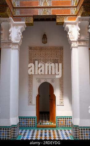 Maroc : entrée dans un dortoir étudiant, Ben Youssef Madrasa (Medersa Ben Youssef), Médina de Marrakech, Marrakech. Le sultan de la dynastie saadienne, Abdallah al-Ghalib Billah (1517 - 1574), a construit la madrasa en 1565 (972 AH). C'était autrefois le plus grand collège islamique du Maghreb (Afrique du Nord-Ouest). Banque D'Images