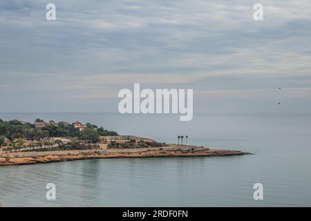 Tarragone, Espagne - 07 décembre 2022 : vue depuis le Balco del Mediterrani sur la Playa El Miracle avec un cap dans la mer Banque D'Images