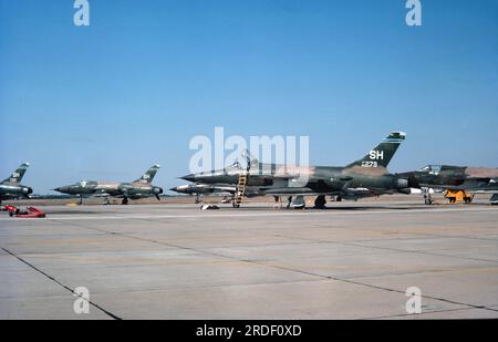 Photo prise le 6 novembre 1975 montrant des avions de chasse Republic F-105D Thunderchief de l'United States Air Force, sur une base aérienne aux Etats-Unis. L'avion le plus proche porte le numéro de série 62-4279. Banque D'Images