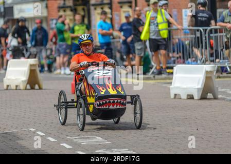 Ringwood, Hampshire, Royaume-Uni, 16 juillet 2023. Le Grand Prix britannique des voitures à pédales. Conducteur dans un véhicule à pédales motorisé qui court dans les rues. Banque D'Images