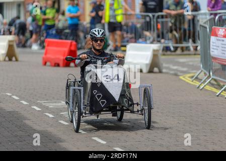 Ringwood, Hampshire, Royaume-Uni, 16 juillet 2023. Le Grand Prix britannique des voitures à pédales. Conducteur dans un véhicule à pédales motorisé qui court dans les rues. Banque D'Images