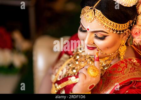 21 juillet 2023, Dhaka, Dhaka, Bangladesh : une mariée hindoue bangladaise porte des bijoux traditionnels en or lors de la cérémonie de mariage à Dhaka, Bangladesh. Le prix de l ' or au Bangladesh a grimpé à un nouveau sommet historique, franchissant pour la première fois la barre des 0,1 millions de TK. L'Association des bijoutiers du Bangladesh (BAJUS) a annoncé jeudi que le nouveau prix de l'or par bhori (11,664 grammes) est de 100 778 TK. Il s'agit d'une augmentation de TK 1 984 par rapport au prix précédent de TK 98 794. La flambée des prix de l'or est attribuée à la hausse du marché international. Le prix du métal sur la marke internationale Banque D'Images