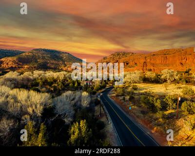 Vue aérienne d'un paysage rural avec une route sinueuse qui la traverse à Sedona, Arizona. Photographie de drone Banque D'Images