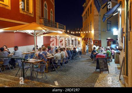 Portugal, Lisbonne, Portugal, Lisbonne quartier Bairro Alto, scène de nuit, les jeunes dans la soirée de week-end, bars, restaurants et fado clubs photo Banque D'Images