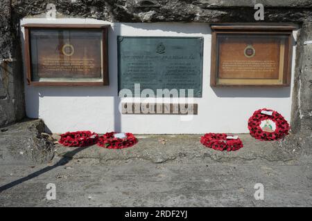 Plaques commémoratives et couronnes de coquelicot sur un Gun emplacemdnt allemand de 88 mm sur la plage d'Asnelles. Asnelles France. Banque D'Images