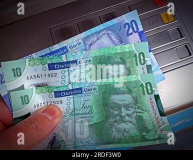 Danske Bank Northern Irish Sterling Cash billets distribués à partir d'un distributeur automatique de billets, dans la ville de Londonderry, Irlande du Nord, Royaume-Uni, BT48 7BB Banque D'Images