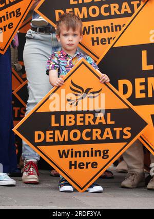 Sam Palmer-White, quatre ans, rejoint ses parents alors qu'ils attendent la députée libérale démocrate Sarah Dyke nouvellement élue avec le chef du parti Sir Ed Davey à Frome, Somerset, après avoir remporté l'élection partielle de Somerton et Frome. Date de la photo : Vendredi 21 juillet 2023. Banque D'Images