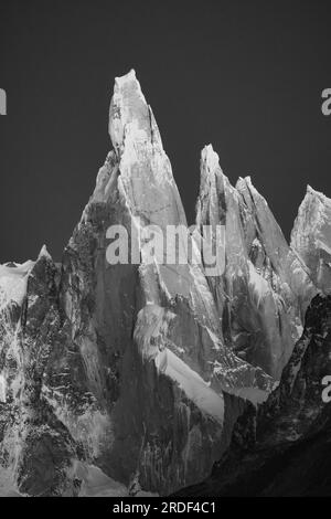 Cerro Torre pic en noir et blanc Banque D'Images