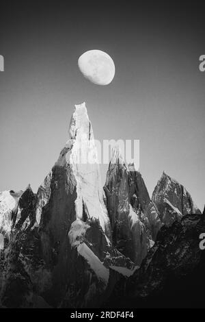 Cerro Torre et la lune en noir et blanc Banque D'Images