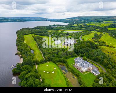 Vue aérienne du parcours de golf Carrick et du clubhouse à Cameron House, Loch Lomond, Argyll et Bute, Écosse, Royaume-Uni Banque D'Images