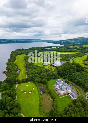 Vue aérienne du parcours de golf Carrick et du clubhouse à Cameron House, Loch Lomond, Argyll et Bute, Écosse, Royaume-Uni Banque D'Images