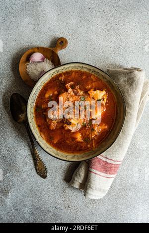 Soupe de betterave rouge ukrainienne dans le bol Banque D'Images