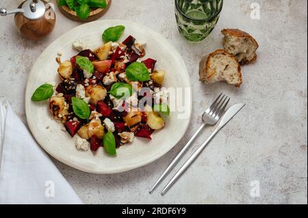 salade avec betterave, pêches et fromage cottage. Banque D'Images