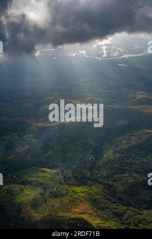 Aérien de soleil traversant les nuages au-dessus du paysage volcanique, Viti Levu, Fidji, Pacifique Sud Banque D'Images