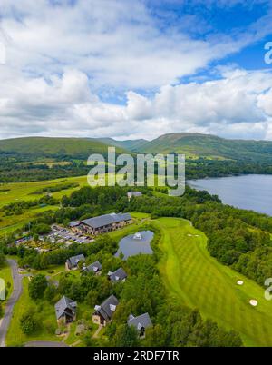 Vue aérienne du parcours de golf Carrick et du clubhouse à Cameron House, Loch Lomond, Argyll et Bute, Écosse, Royaume-Uni Banque D'Images