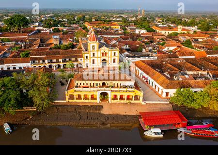 Antenne de l'église de la Inmaculada Concepcion, site du patrimoine mondial de l'UNESCO, Mompox, Colombie Banque D'Images