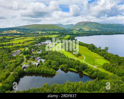 Vue aérienne du parcours de golf Carrick et du clubhouse à Cameron House, Loch Lomond, Argyll et Bute, Écosse, Royaume-Uni Banque D'Images