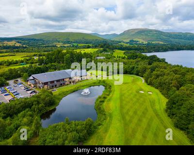 Vue aérienne du parcours de golf Carrick et du clubhouse à Cameron House, Loch Lomond, Argyll et Bute, Écosse, Royaume-Uni Banque D'Images