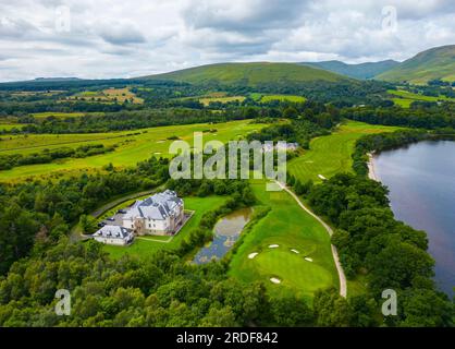 Vue aérienne du parcours de golf Carrick et du clubhouse à Cameron House, Loch Lomond, Argyll et Bute, Écosse, Royaume-Uni Banque D'Images