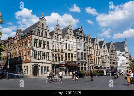 Anciennes maisons de guilde qui servaient à l'origine de siège aux guildes des 16e et 17e siècles de la ville. À la Grand place (Grote Markt), central sou Banque D'Images