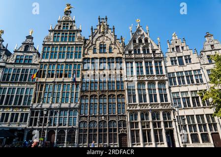 Anciennes maisons de guilde qui servaient à l'origine de siège aux guildes des 16e et 17e siècles de la ville. À la Grand place (Grote Markt), central sou Banque D'Images