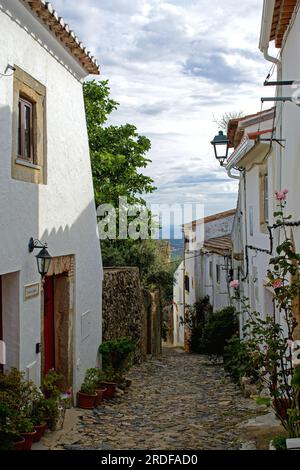 Castelo de vide, district de Portalegre, Portugal. Vue sur la Rua Direita, une rue pavée étroite dans le vieux quartier. Banque D'Images