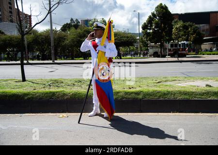 Un officier de la marine colombienne tient un drapeau colombien lors du défilé militaire des 213 ans d'indépendance de la Colombie, à Bogota, le 20 juillet 2023. Banque D'Images