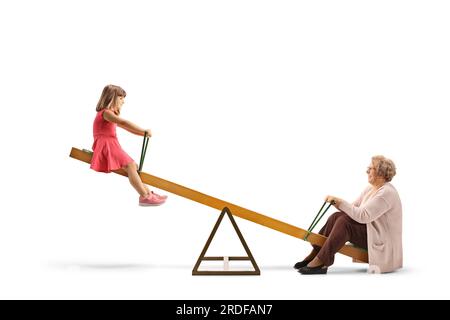 Grand-mère et petite-fille jouant sur une balançoire isolée sur fond blanc Banque D'Images