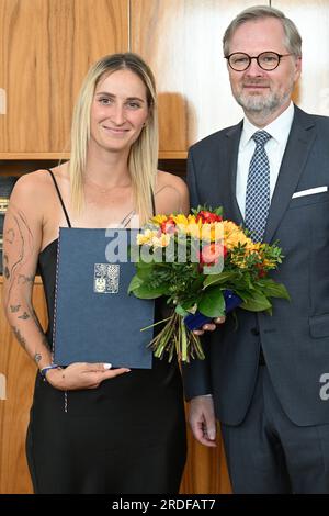 Prague, République tchèque. 21 juillet 2023. Le Premier ministre Petr Fiala (à droite) rencontre Marketa Vondrousova, gagnante de Wimbledon en 2023, qui a remporté le tournoi du Grand Chelem de Wimbledon à Prague, en République tchèque, le 21 juillet 2023. Crédit : Michal Kamaryt/CTK photo/Alamy Live News Banque D'Images