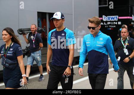 Logan Sargeant (USA) Williams Racing et Alexander Albon (IND) Williams FW45 sur Paddock, vendredi 21 juillet, FORMULE 1 QATAR AIRWAYS GRAND PRIX DE HONGRIE Banque D'Images