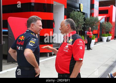 Christian Horner (GBR) - RedBull Racing Team principal et Frederic Vasseur (FRA) - Scuderia Ferrari Team principal sur Paddock, vendredi 21 juillet, FORMULE Banque D'Images