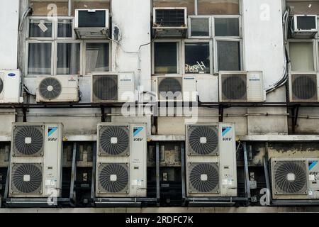 Hong Kong, Chine. 21 juillet 2023. Les climatiseurs sont installés à l'extérieur d'un bâtiment. (Image de crédit : © Keith Tsuji/ZUMA Press Wire) USAGE ÉDITORIAL SEULEMENT! Non destiné à UN USAGE commercial ! Banque D'Images