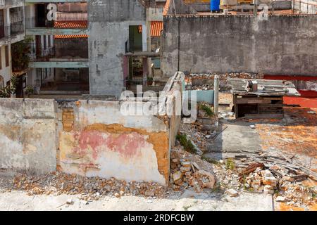 La Havane, Cuba - 27 mai 2023 : des décombres sont sur le sol d'un bâtiment effondré. La scène est commune dans la capitale où la crise économique a cau Banque D'Images