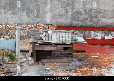 La Havane, Cuba - 27 mai 2023 : une structure rustique altérée est vue dans le plancher d'un bâtiment effondré. L'ancienne structure possible est spontanée Banque D'Images